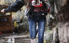 男子半夜看女生隐私视频